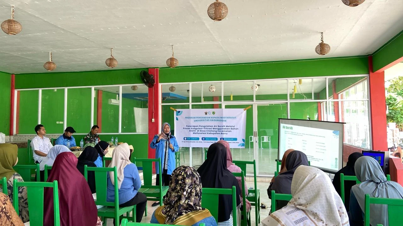 LPPM Unhas melalui tim Pengabdian FKM (CDWRG) melaksanakan edukasi dan sosialisasi inovasi teknologi pengolahan air bersih berbasis koagulasi-filtrasi alami di Desa Cilellang, Barru (23/7/2025). Kegiatan ini bertujuan meningkatkan akses air layak konsumsi bagi masyarakat. Kredit: FKM UNHAS.